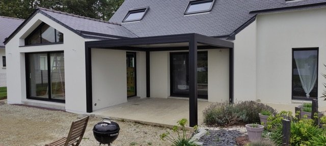 Pergola bioclimatique adossée sur une maison néo-bretonne, pays d'Auray