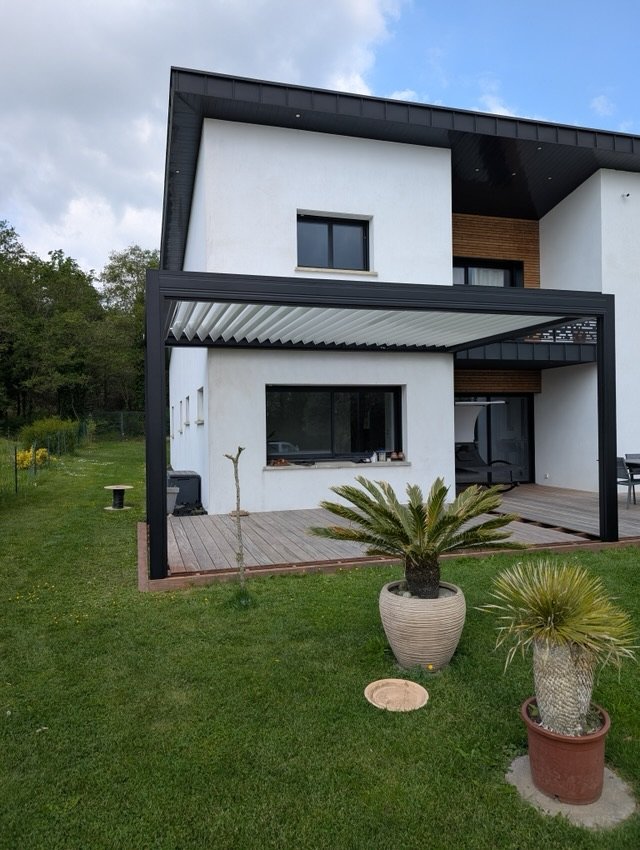 Pergola Matest Premium noire sur une maison contemporaine à Plaudren