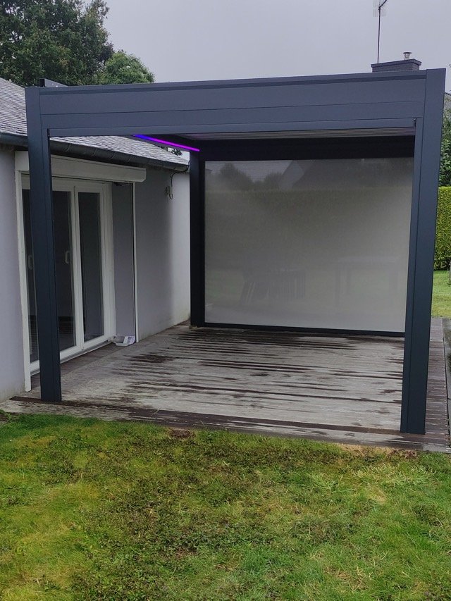 Pergola bioclimatique avec store zip fermé, pays de Lorient