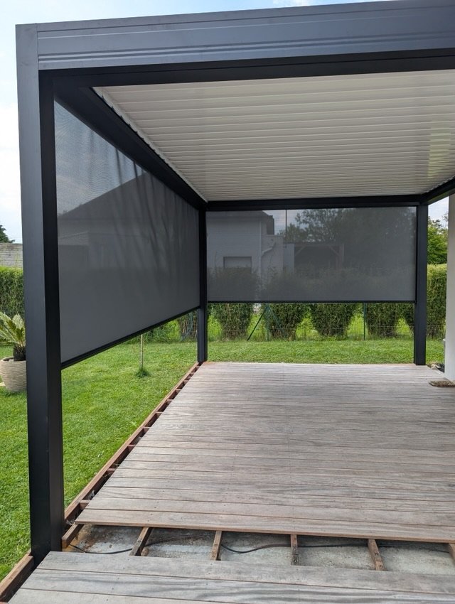 Stores zip arrêtés à mi-hauteur sur la pergola de Plaudren