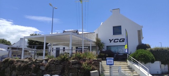 Façade du club nautique de Quiberon avec sa grande pergola blanche