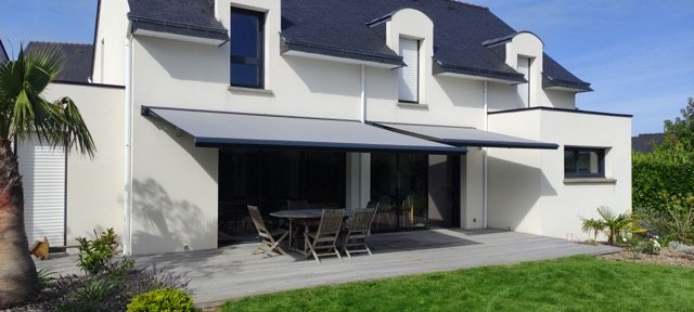 Store banne coffre anthracite sur une terrasse en bois à Baden