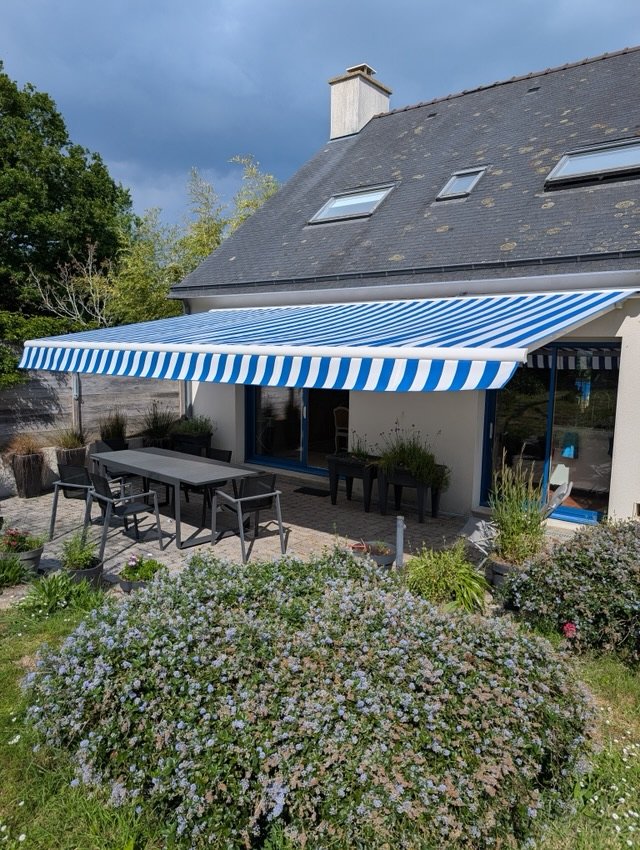 Store banne Matest Koumba à toile rayée bleu et blanc à Sarzeau