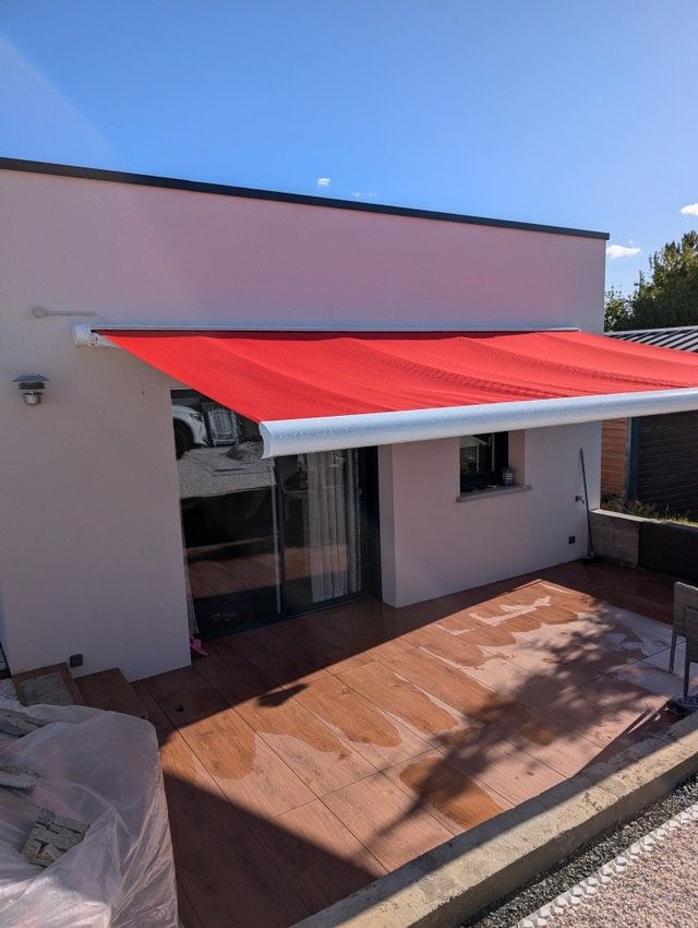 Store banne coffre blanc à toile rouge