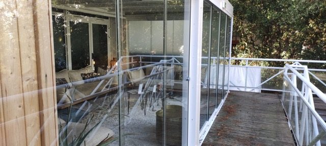 Vitrages coulissants vus depuis l'intérieur de la coursive d'un hôtel