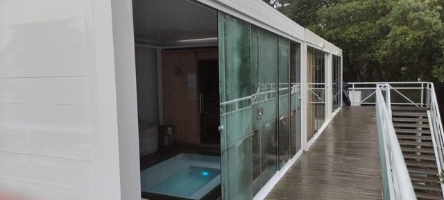 Vitrages coulissants le long d'un espace bien-être d'hôtel